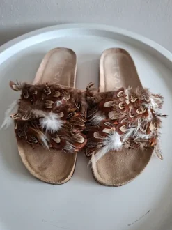 Bruine Sandalen Met Veren Strategia