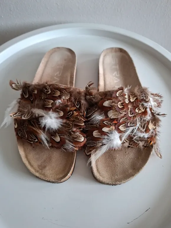 Bruine Sandalen Met Veren Strategia
