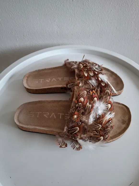 Bruine Sandalen Met Veren Strategia