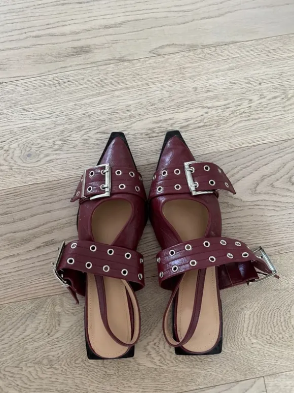 Buckle ballerina