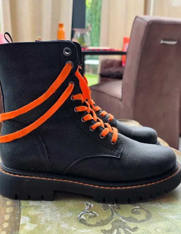 Catwalk - Boots mit orangen Akzenten - Gr. 39 - schwarz