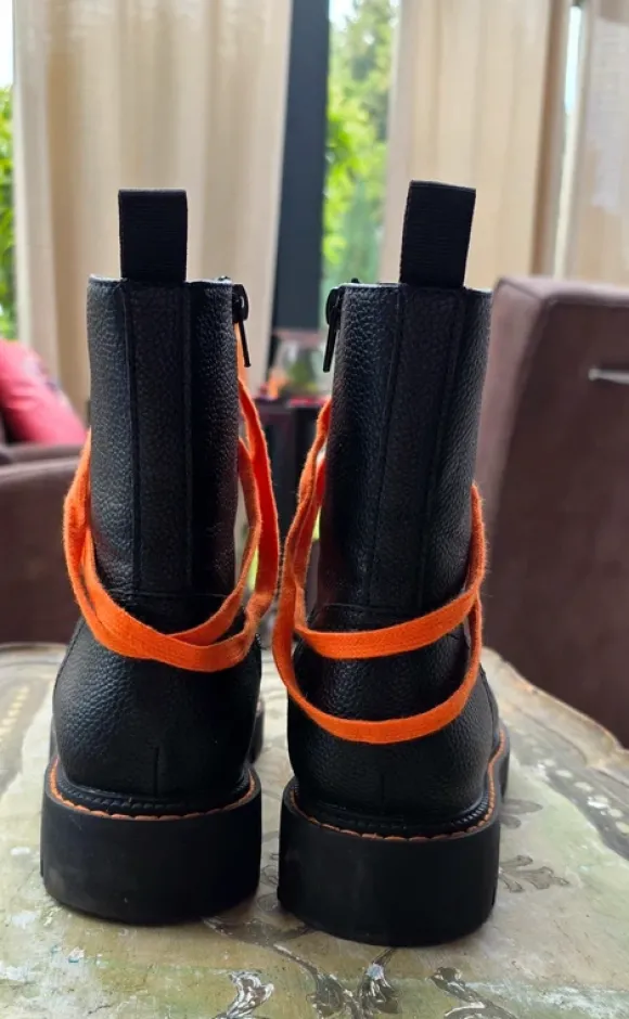 Catwalk - Boots mit orangen Akzenten - Gr. 39 - schwarz