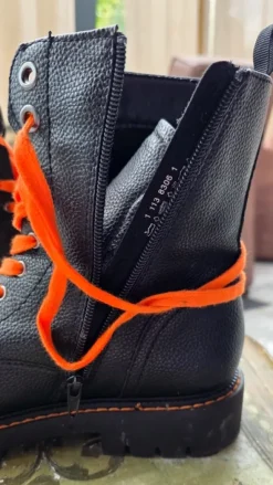 Catwalk - Boots mit orangen Akzenten - Gr. 39 - schwarz