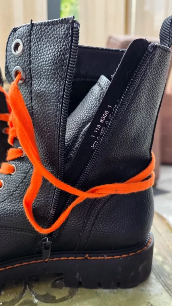 Catwalk - Boots mit orangen Akzenten - Gr. 39 - schwarz