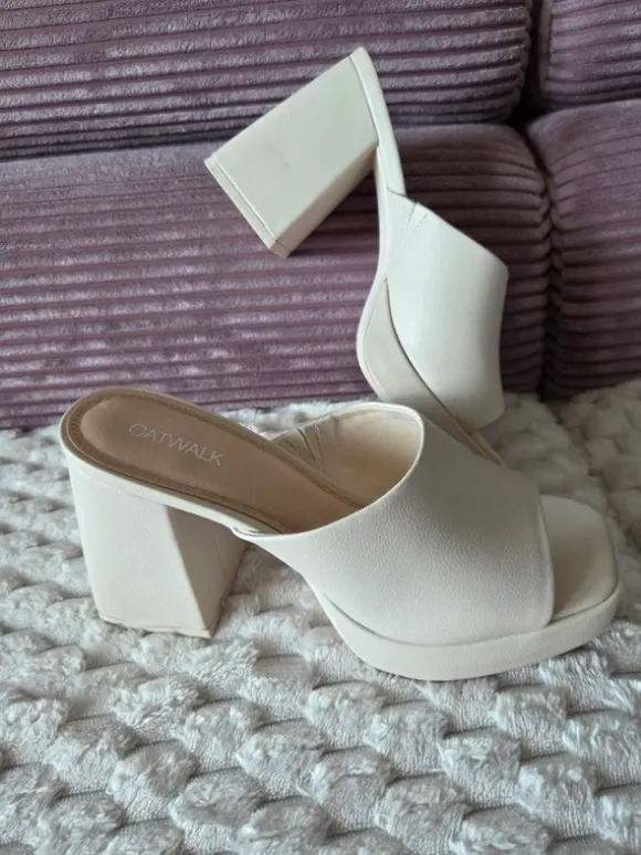 Catwalk Plateau Mules -Pantoletten beige Gr. 38