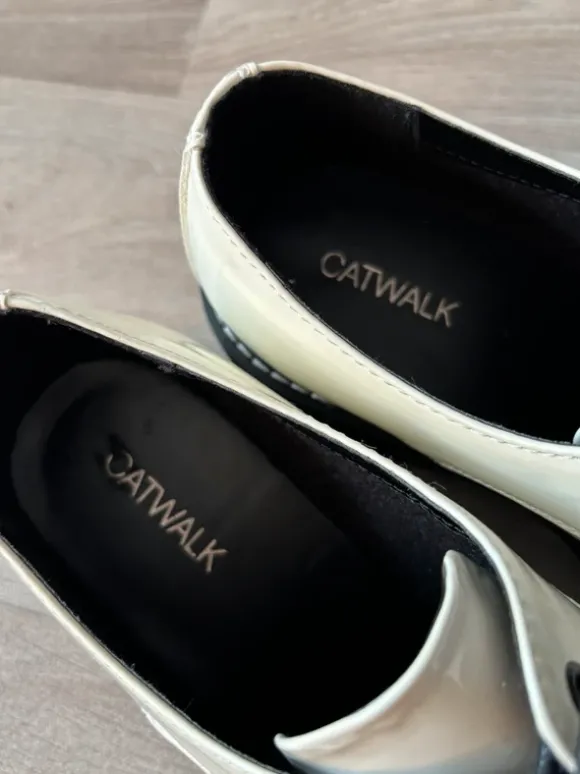 Catwalk weiße Lack Schuhe Größe 39