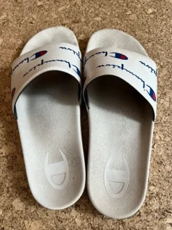 Champion Slides / Badeschlappen – Weiß mit Logo-Print – Gr. 42
