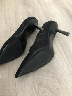 Chaussures à talons / escarpins noirs en dentelle