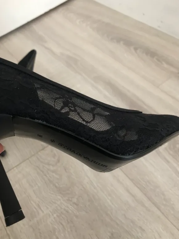 Chaussures à talons / escarpins noirs en dentelle