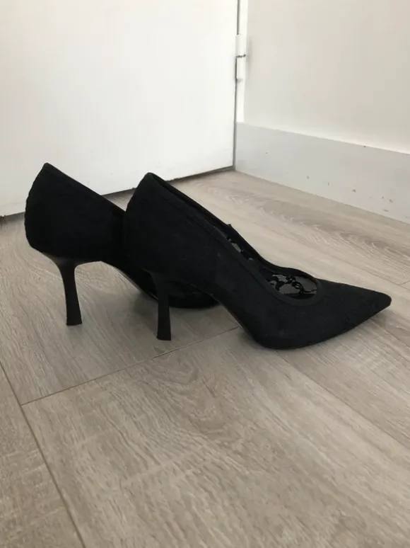 Chaussures à talons / escarpins noirs en dentelle