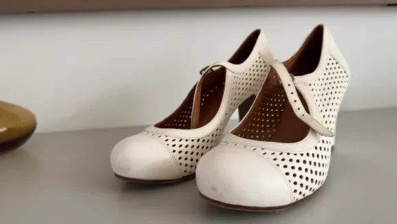 Chie mihara witte pumps met perforaties maat 39