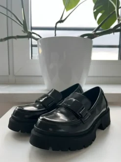 Chunky Loafer in Schwarz / Nine West