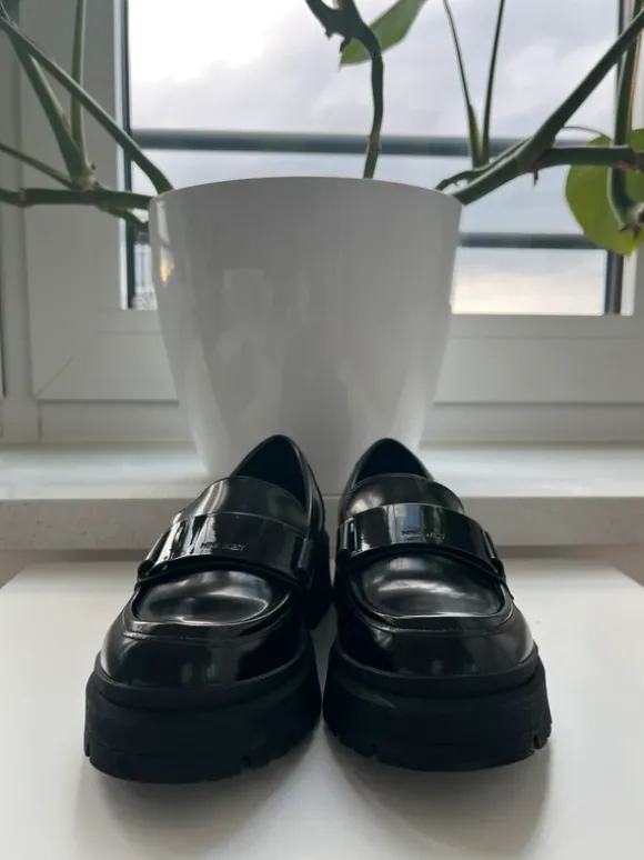 Chunky Loafer in Schwarz / Nine West