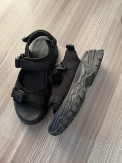Chunky Sandalen in Schwarz von Sinsay.