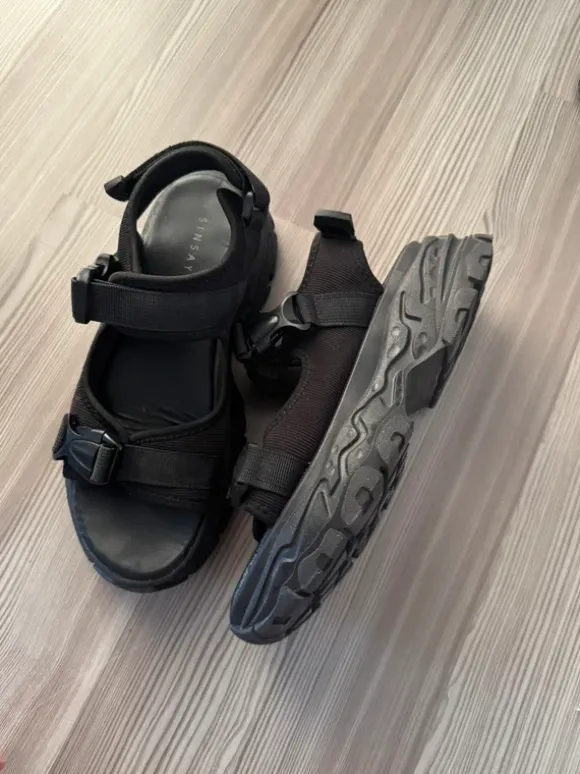 Chunky Sandalen in Schwarz von Sinsay.