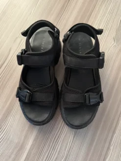 Chunky Sandalen in Schwarz von Sinsay.