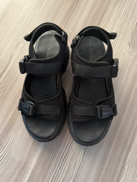 Chunky Sandalen in Schwarz von Sinsay.