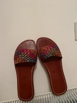 Claquette / sandales en cuir a la main