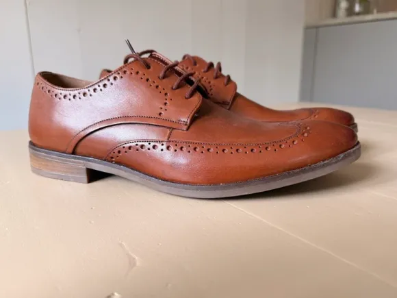 Clarks brogues tan, gaatjes schoen maat 8/42
