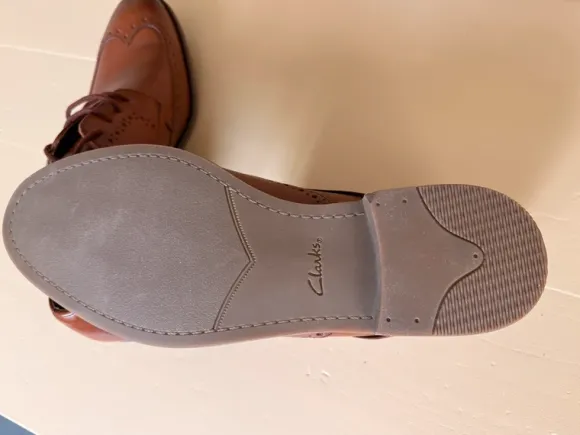Clarks brogues tan, gaatjes schoen maat 8/42