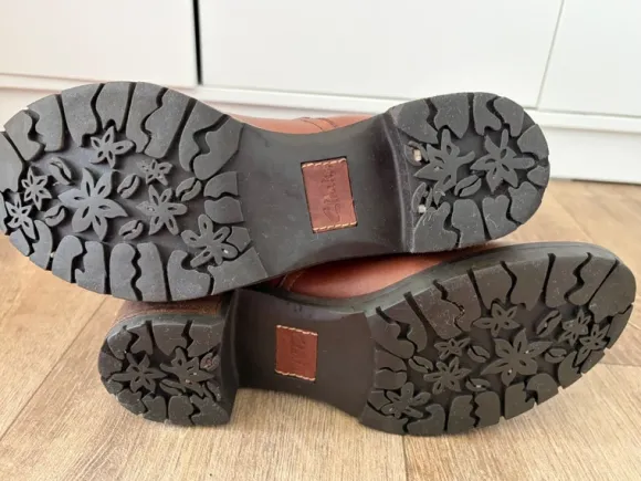 Clarks hohe Kunstleder-Stiefel