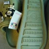 Clogs aus Gummi. Mit Stickern