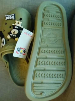 Clogs aus Gummi. Mit Stickern