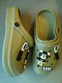 Clogs aus Gummi. Mit Stickern