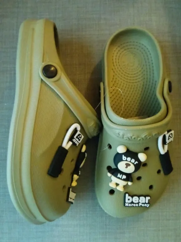 Clogs aus Gummi. Mit Stickern
