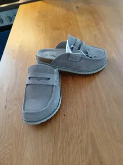 Clogs donna n.38 ,in vera pelle scamosciata,nuovi con cartellino