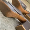 Clogs in Braun mit Preisetikett