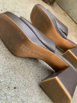 Clogs in Braun mit Preisetikett
