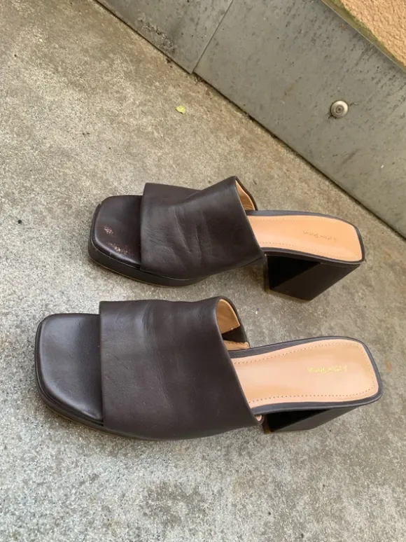 Clogs in Braun mit Preisetikett
