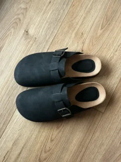 Clogs in Schwarz mit weiter Passform