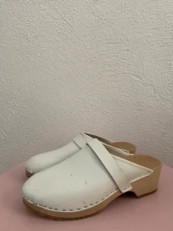 Clogs in weiss