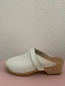 Clogs in weiss