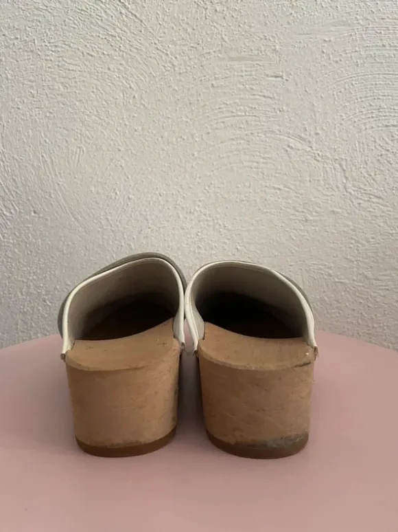 Clogs in weiss