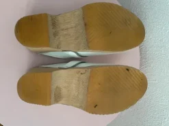 Clogs in weiss