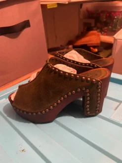 Clogs mit Nieten