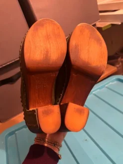 Clogs mit Nieten