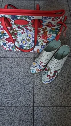 Clogs und Tasche im Set