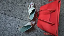 Clogs und Tasche im Set