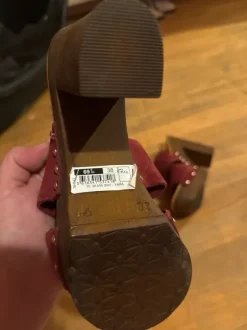 Clogs ungetragen