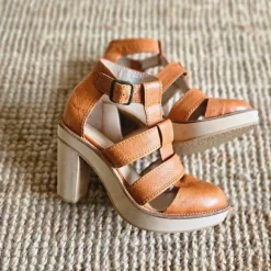 Cognackleurige sandalen met hak