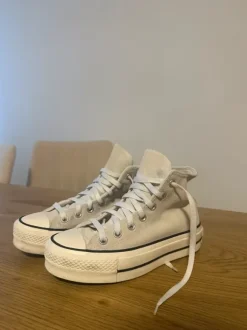 Converse All Star Chucks mit Plateau-Wildleder Creme/Beige/Vanille