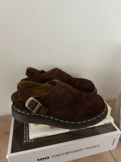 Coole Mules Slipper Clogs von Dr. Martens Isham Dark Brown Braun 39