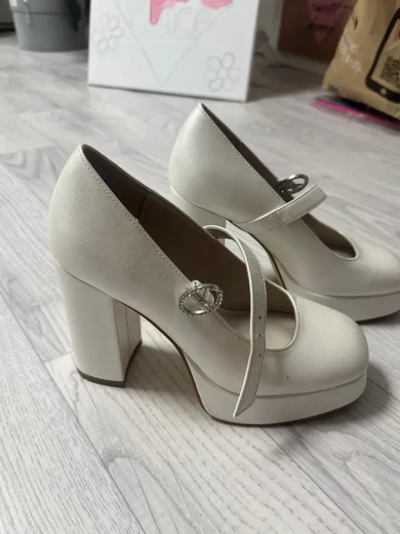 Creme Plateau High Heels