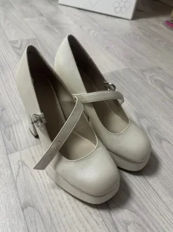 Creme Plateau High Heels