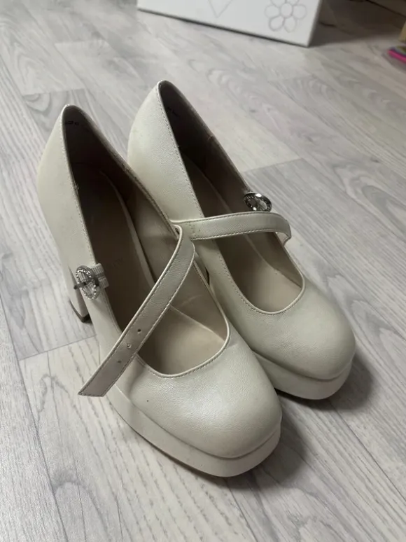 Creme Plateau High Heels
