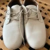 Cremefarbene Schnürschuhe